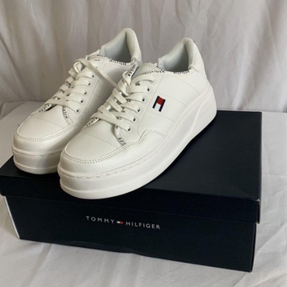 NIB TOMMY HILFIGER PLATFORM
SNEAKERS size: 9